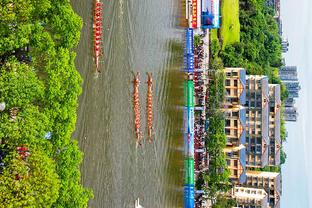 梅西抵达东京行装和抵达中国香港时一样，手持橙色行李箱售价3万